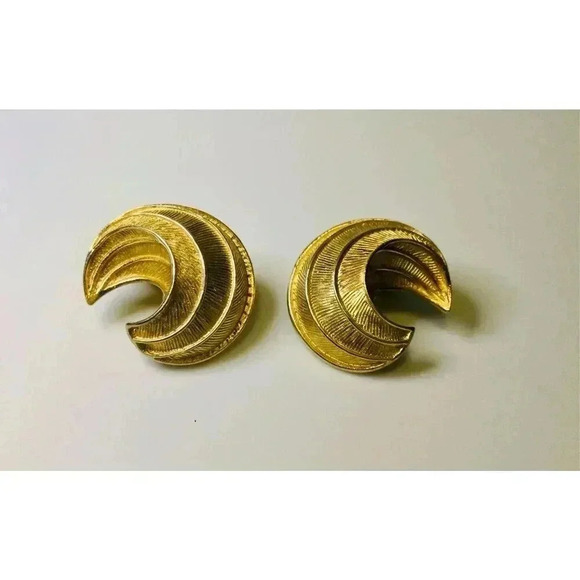 Vtg Crown Trifari Womens Gold-tone Signed Textured Geometric Clip-on Earrings OS - Picture 2 of 7